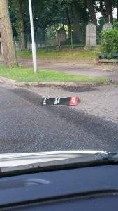 Vernield bord op de Zutphenseweg. (foto: politie)