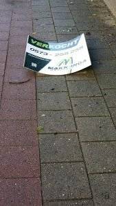 Vernield bord op de Zutphenseweg (foto: politie)