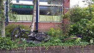 Fietsen in de tuin van de PH-school. (foto:politie)