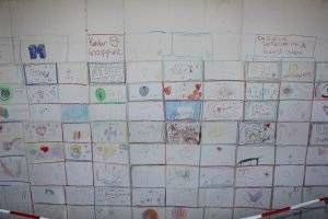 In totaal prijken er 450 namen op de muur van de school. Foto: Arjen Dieperink