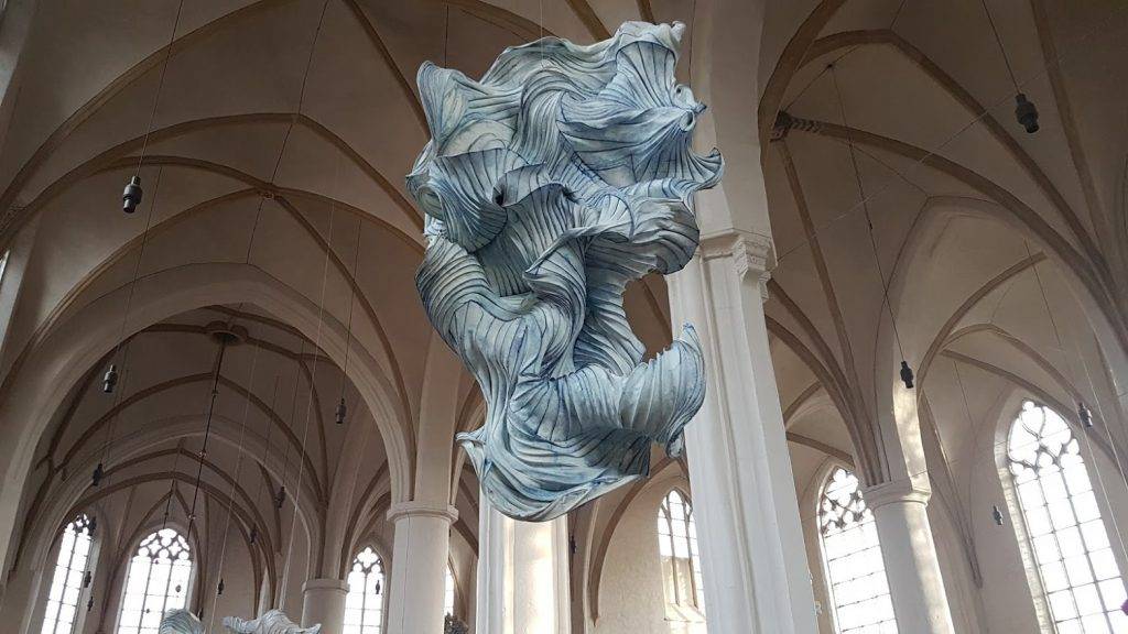 Sculptures en papier de Peter Gentenaar dans le Gudulakerk (photo : LochemsNieuws)