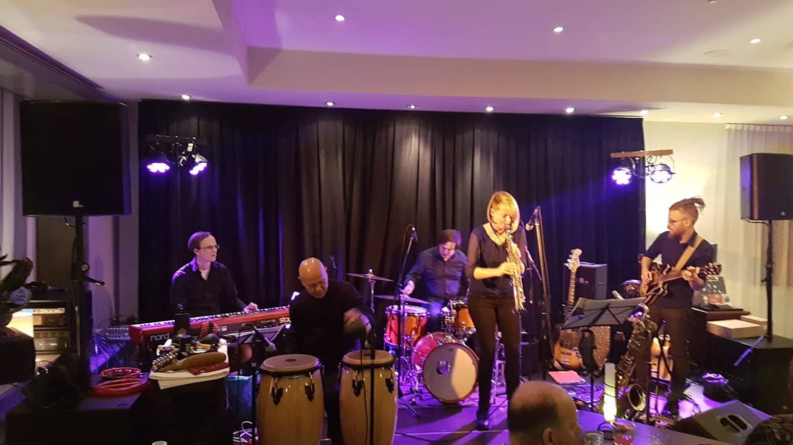 Het Kama Quintet met percussionist Nippy Noya en saxofoniste Katharina Maschmeyer (foto: LochemsNIeuws)