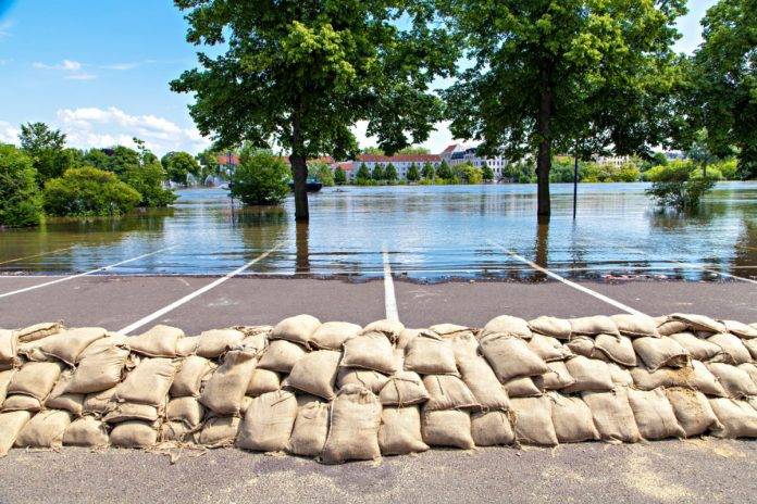 water hoogwatern Freepik - flooding-sandbags-protect-against-water