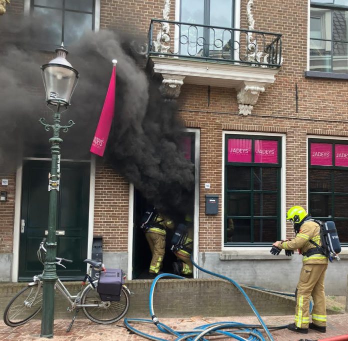 Zwarte rook stijgt op uit de zonnestudio aan de Markt (foto: Pieter Bas ter Maat)